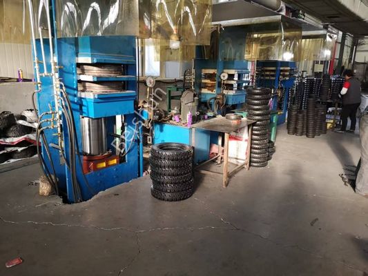 خرید Steam-heated Solid Rubber Agricultural Vehicle Tire Curing Press Machine with 200 Tons Pressure and 0-999s Vulcanizing Time online manufacture