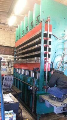 قیمت مناسب دستگاه ولکاناسیون پنل تایر کنترل شده توسط PLC با نیروی تنش 10.0MN و سیستم هیدرولیکی بهبود یافته برای بازپرداخت آنلاین